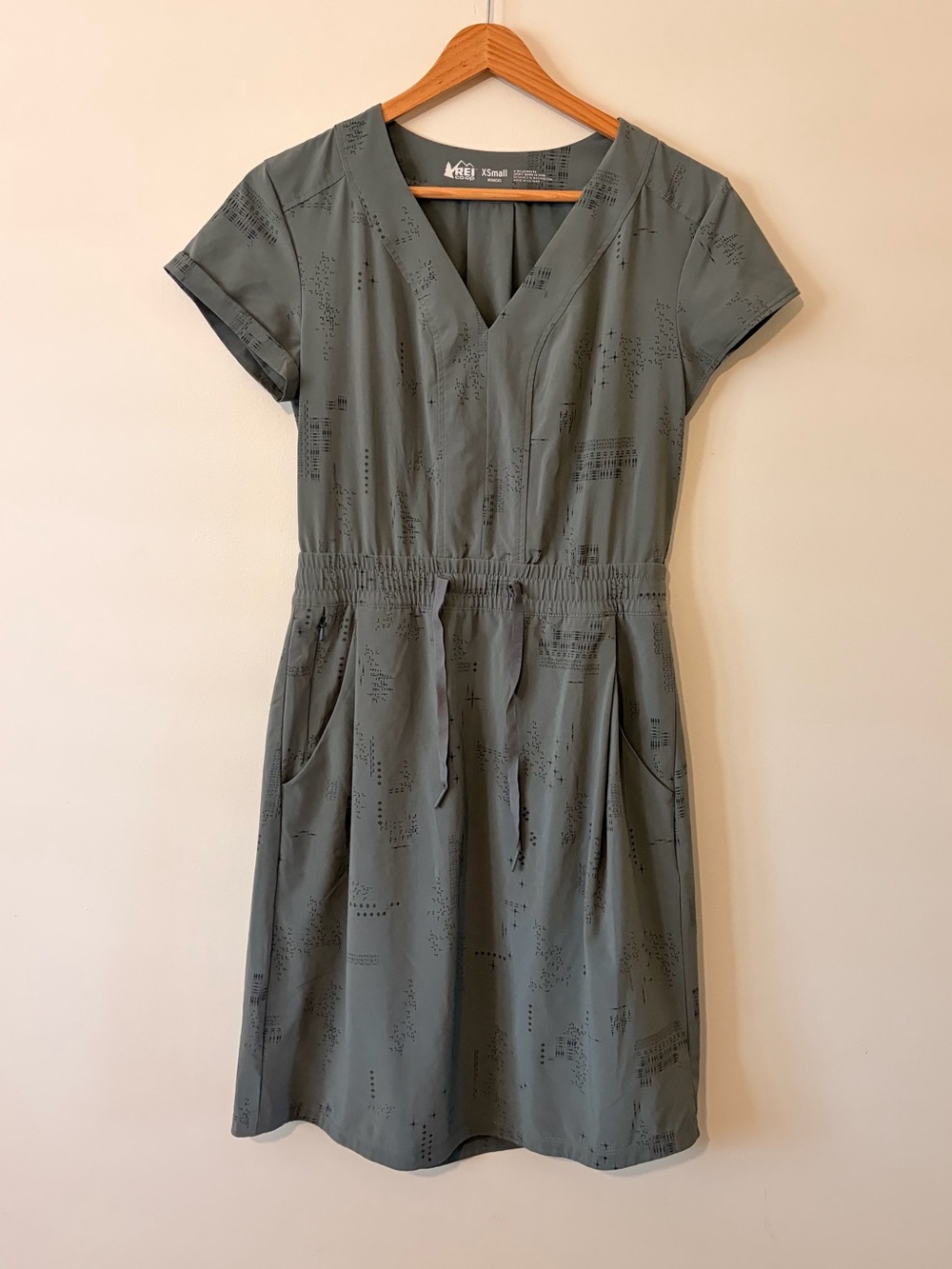 REI Olive Green Short Sleeve V-Neck Midi Dress